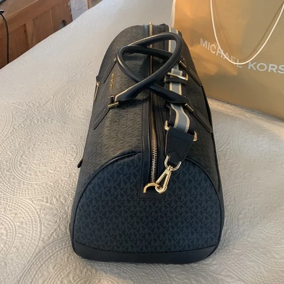 ❌SOLD❌ Authentic Michael Kors duffle bag - Picture 5 of 17
